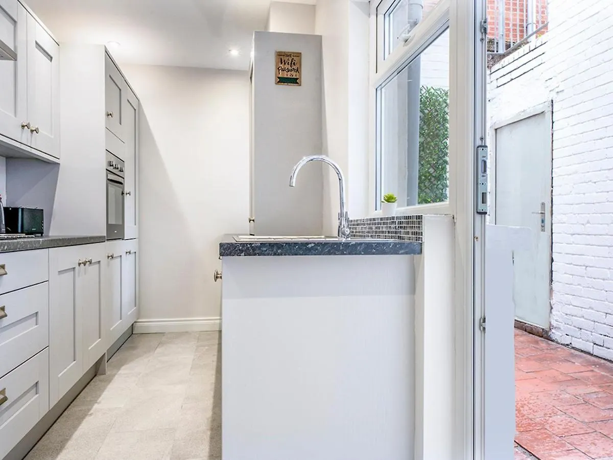 Pass The Keys Beautiful 4Br Restored Red Brick Cafes And Park Μπέλφαστ Σπίτι διακοπών