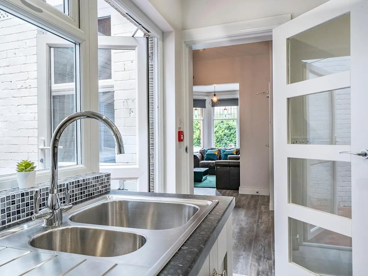 Pass The Keys Beautiful 4Br Restored Red Brick Cafes And Park Μπέλφαστ